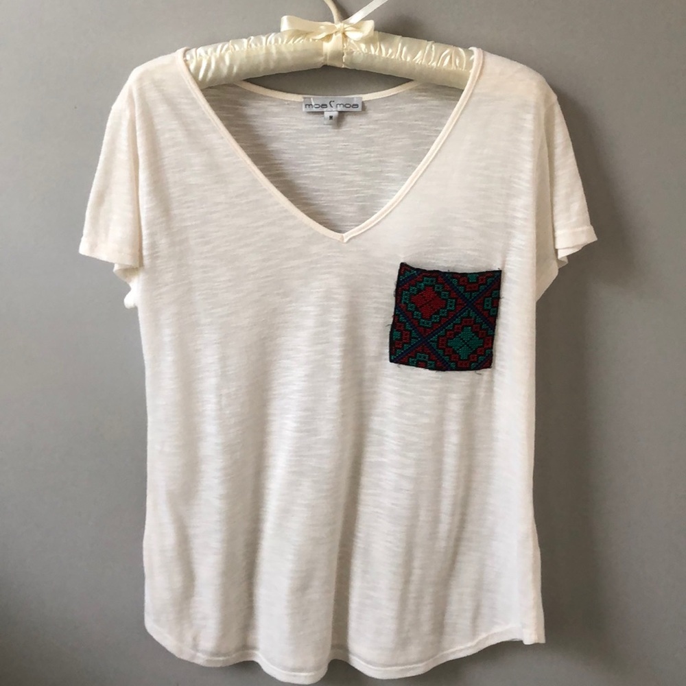 Moa Moa- V neck tee w/ pattern pocket